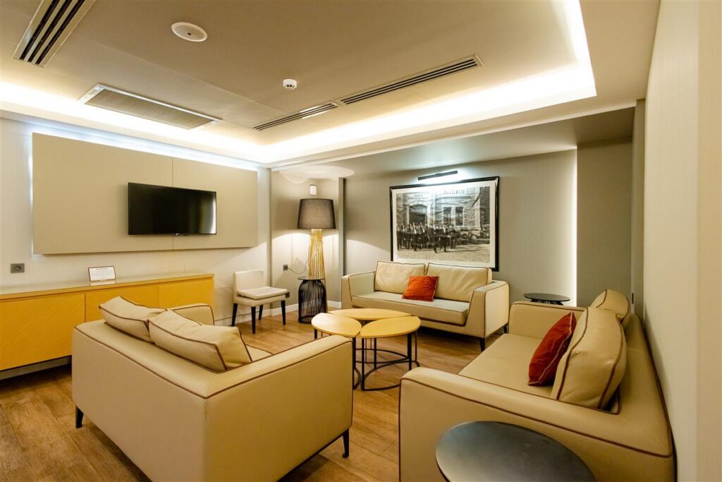 Guven Hospital - suite sitting room