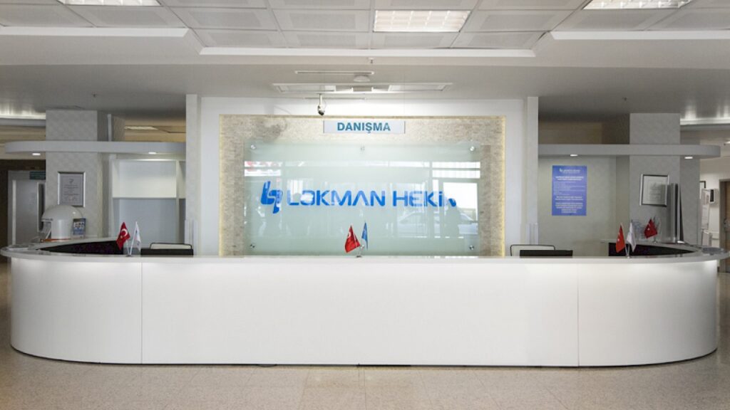Lokman Hekim Akay Hospital - reception desk